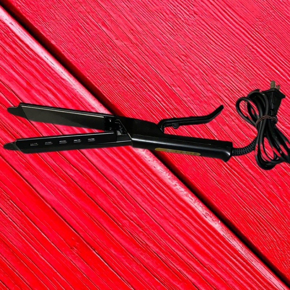 Diamond Supply Co. Hair Straightener